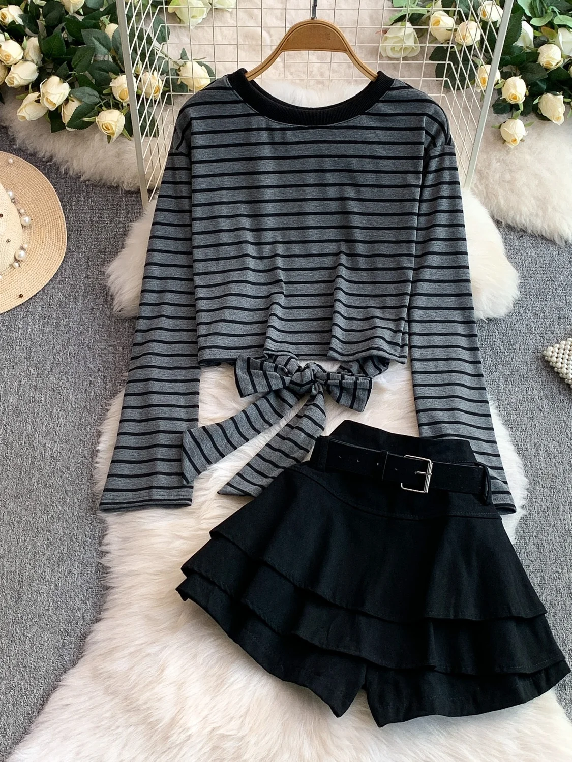 

Моющийся комплект спортивной одежды для женщин, осенний дизайн, круглая футболка в полоску с узлом, топ с воланами, джинсовая юбка, ансамбль