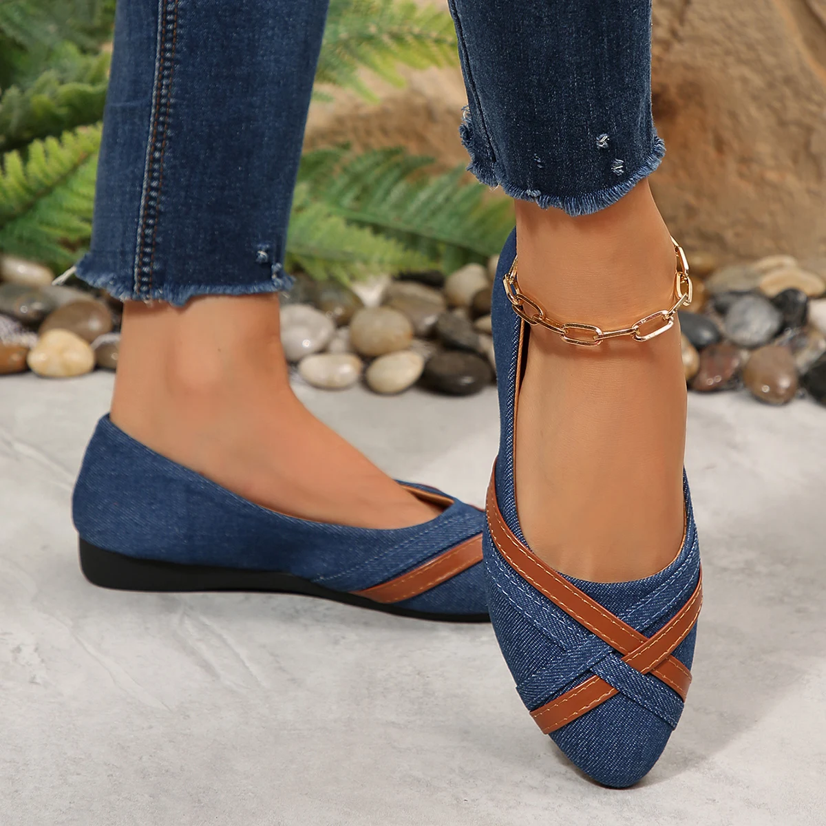 シンプルでスタイリッシュなローカットシューズ、フラットなローカットウォーキングシューズ、フレンチポインテッドトゥの通勤靴。