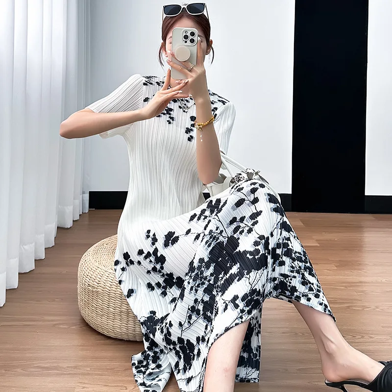 

High end niche dresses for women in the summer of 2024, fashionable and stylish prints, slimming casual mid length skirts