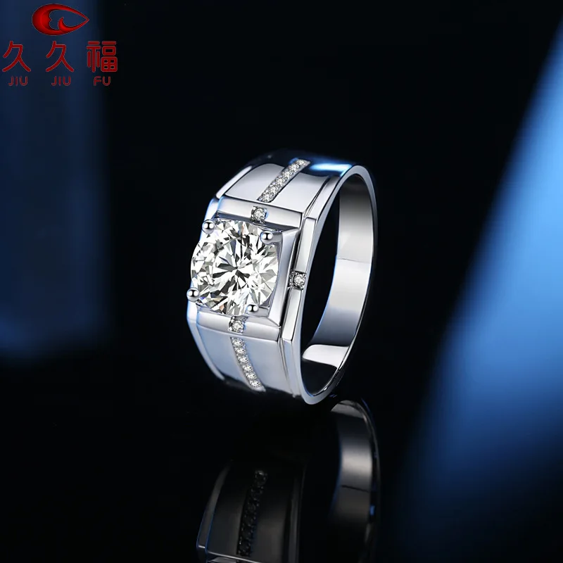 

Мужское кольцо класса люкс, платина PT950 и муассанит 3 карата, создают роскошную и массивную текстуру, придающую изделию высококлассный вид.