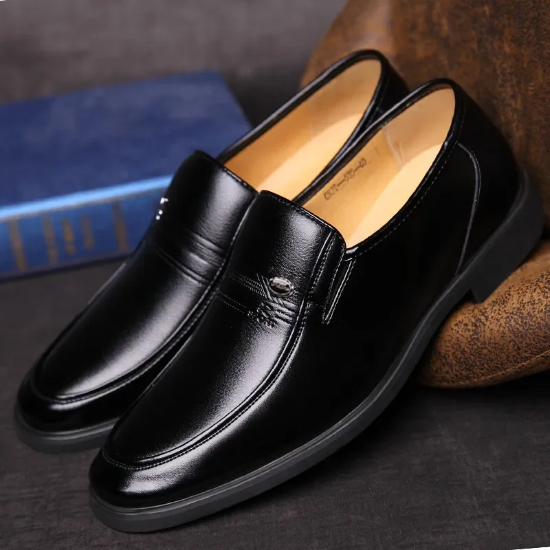 Homens de couro sapatos formais marca de luxo 2023 mocassins masculinos vestido respirável deslizamento em sapatos de condução pretos plus size 38-44