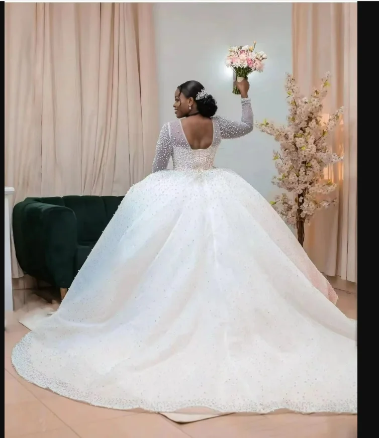 فستان زفاف فاخر مخصص لؤلؤ لامع فستان زفاف سويب تراين فيستدوس دي نوفيا بأكمام طويلة بدون ظهر