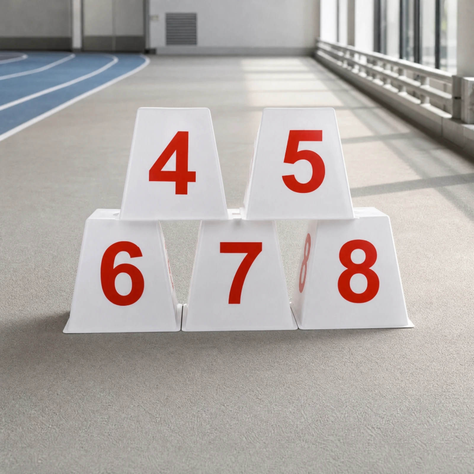 marqueur-de-piste-triangulaire-stable-avec-numerotation-imprimee-durable-pour-les-organisateurs-d'evenements-d'athletisme