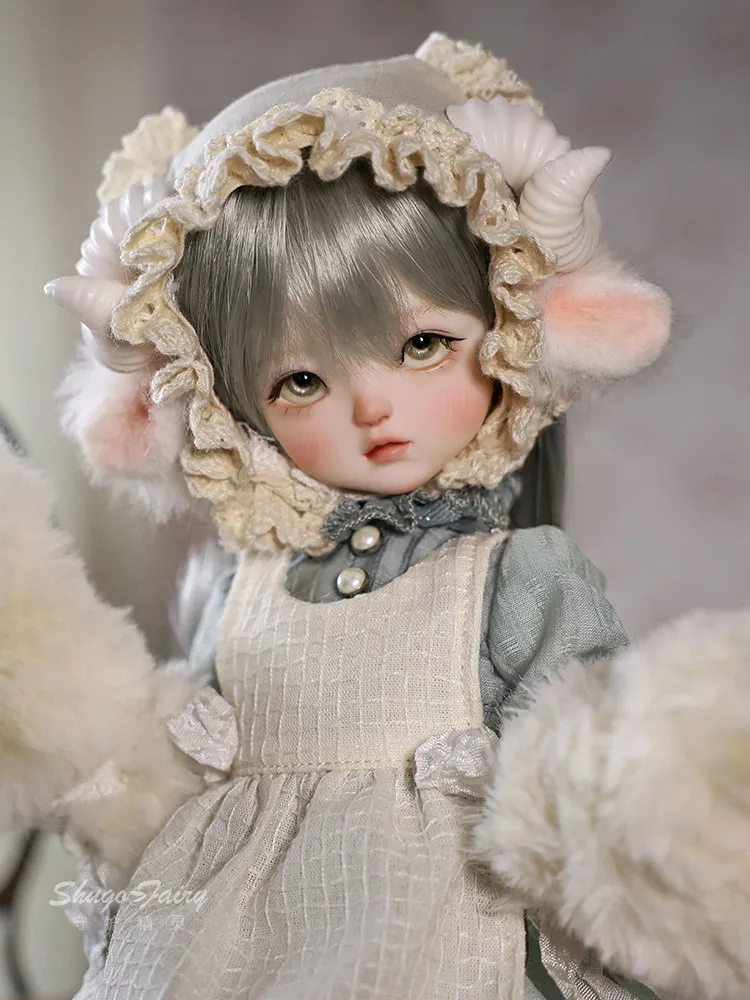 

Оригинальная подлинная кукла BJD в масштабе 1/6 — милая плюшевая кукла «Маленькая мисс» с уютным козным платком, корпус в SD-стиле для осенне-зимней атмосферы