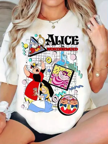 T-shirt grafica "Alice Dream Journey" - Design romantico degli anni '90 energico, con il Cappellaio Pazzo e gli amici, girocollo