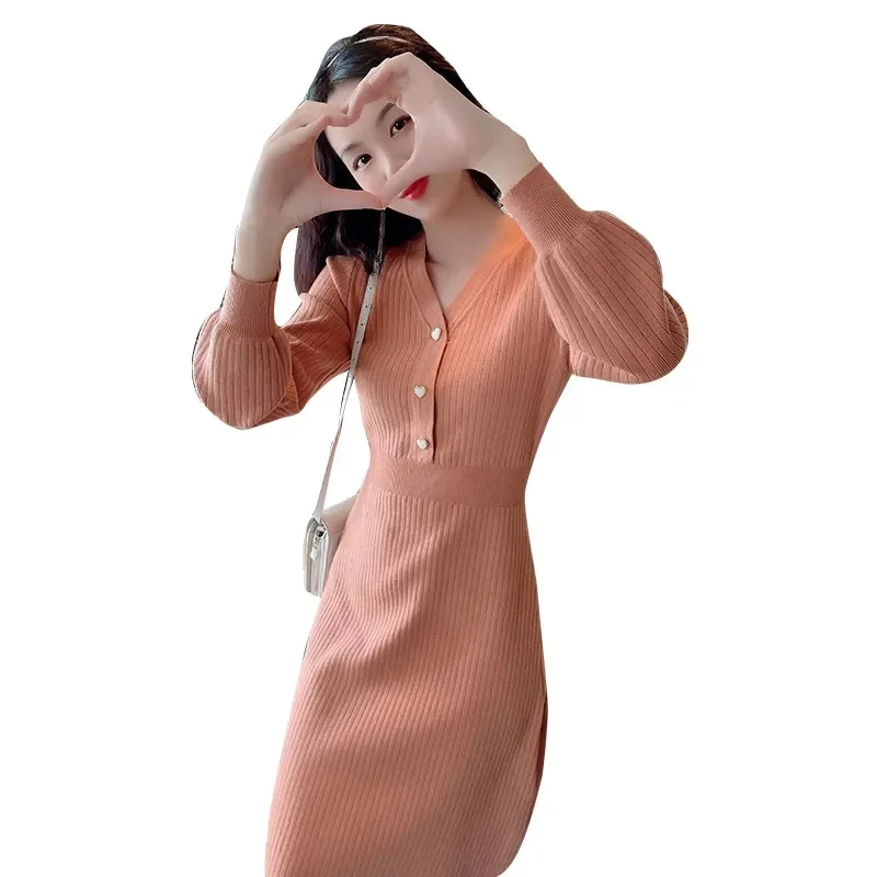 

Новинка 2023 года, осенний наряд, трикотажное платье с v-образным вырезом и завязкой на талии для похудения и рукавами-фонариками для женщин с короткой юбкой во французском темпераменте