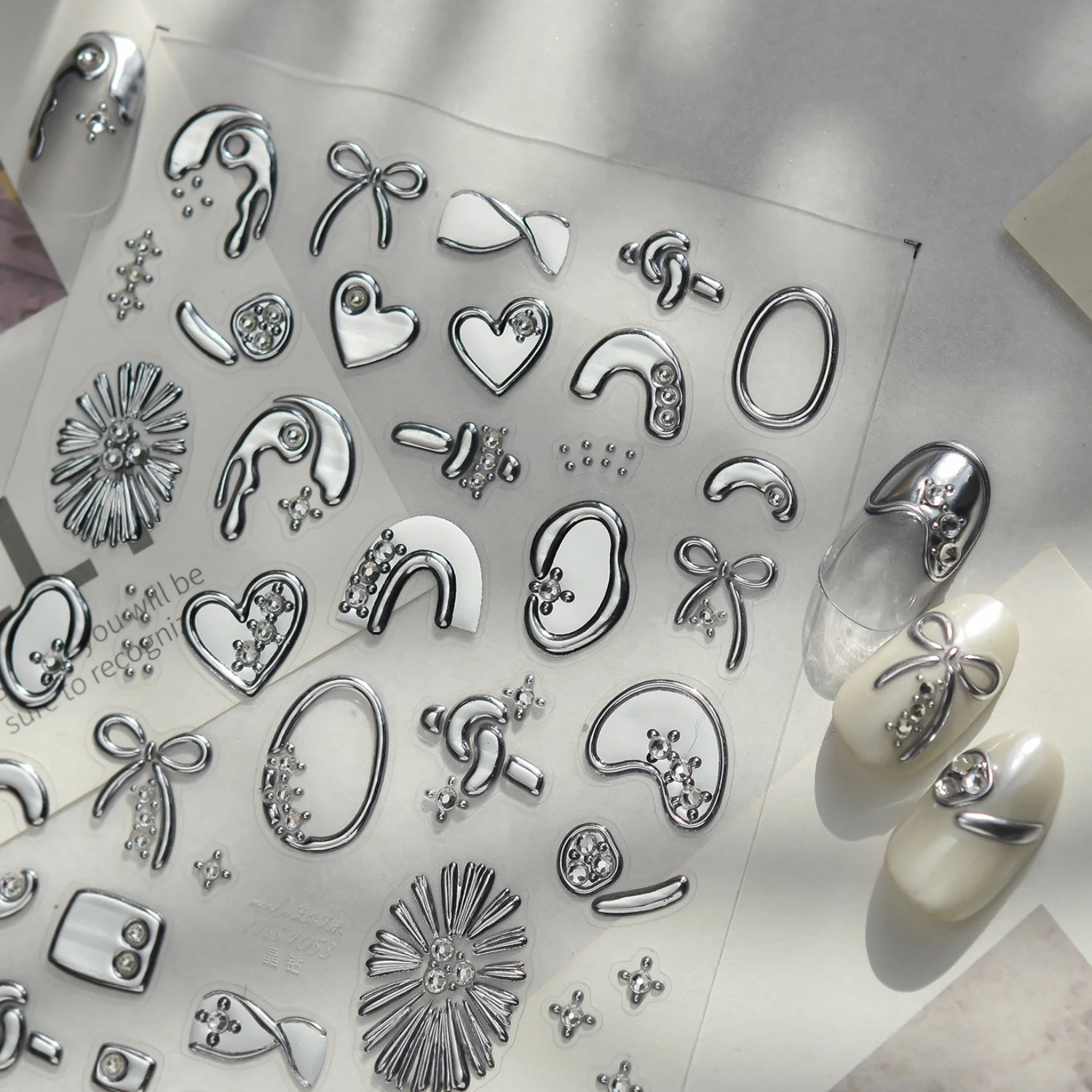 Silberne Metallische Geometrische Tropfenform Herz Schleife Strahlender Stern 5D Nagelaufkleber Unregelmäßige Gebogene Strass Selbstklebende Maniküre DIY