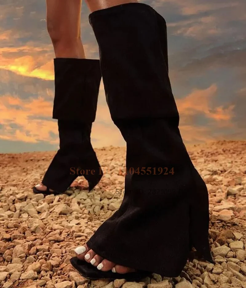 Schwarzer Denim-Stiefel mit gefaltetem Riemen und dünnem Absatz, klassische quadratische Zehenpartie, Stiletto-Absatz, kniehohe Sandalenstiefel, Sommer-Schuhe mit offener Zehenpartie