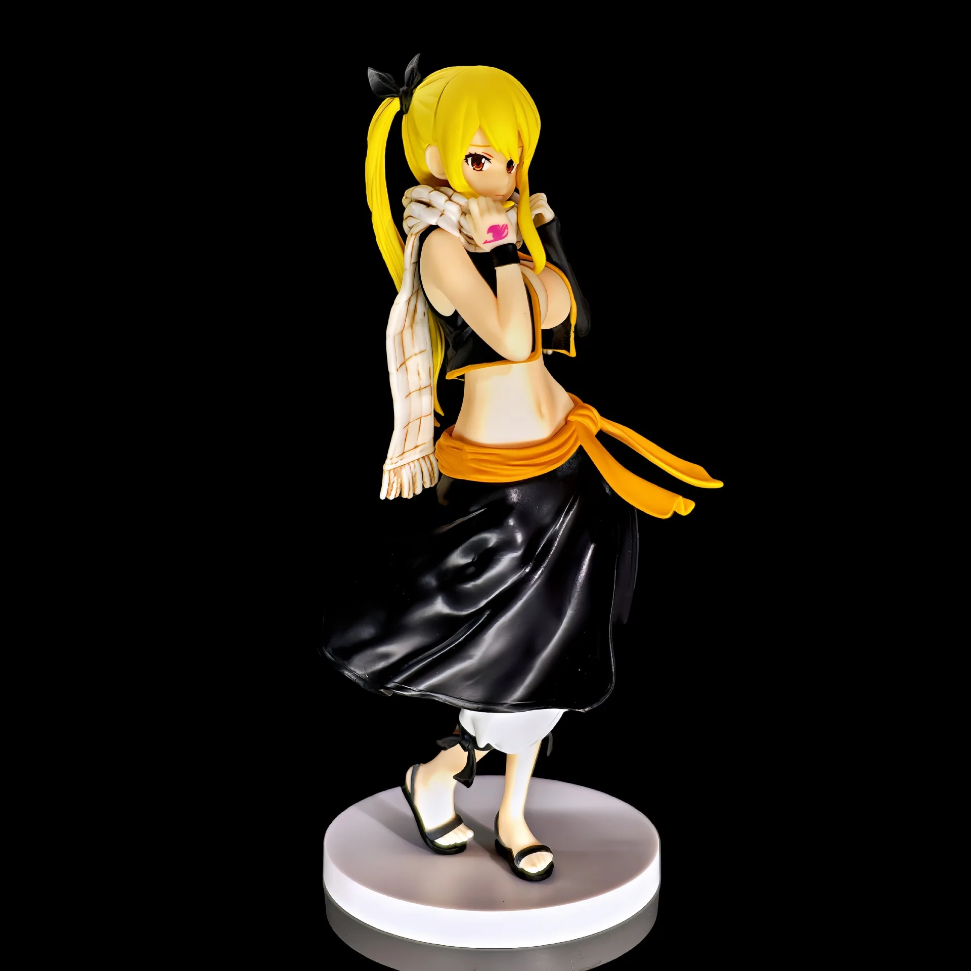 23CM FAIRY TAIL Lucy Heartfilia Herenkleding Staande Anime Handgemaakte Actiefiguren Desktop Case Decoratie Ornament Gift