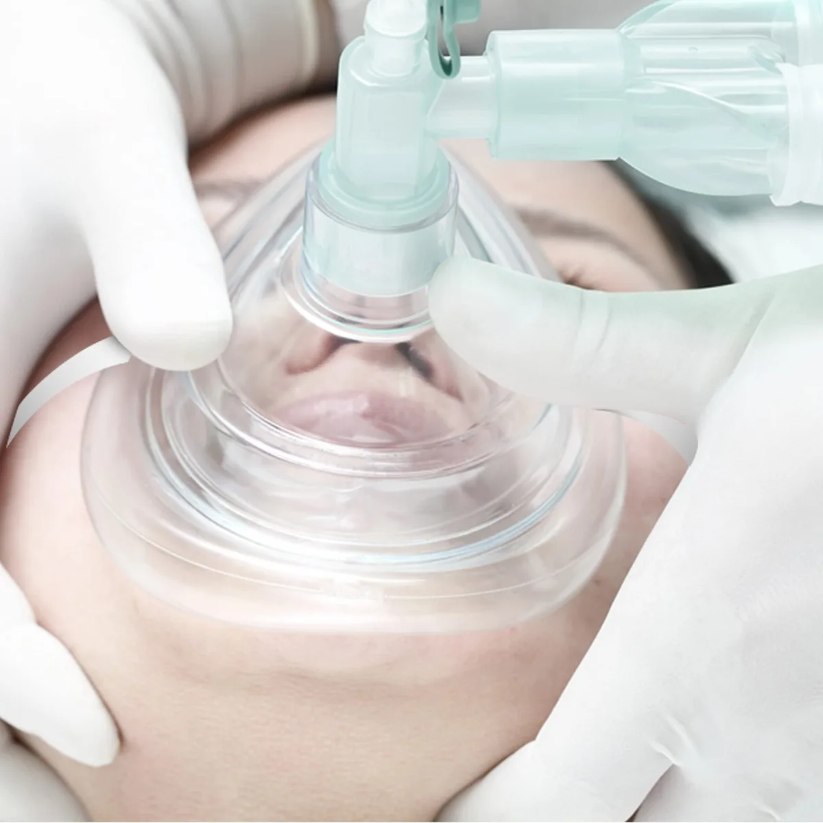 Kit Masker CPR Profesional untuk Dewasa dan Bayi dengan 2 Katup, Sarung Tangan Vinyl, Bantalan Alkohol, Resusitator, Kotak Keras, Tali Pergelangan Tangan