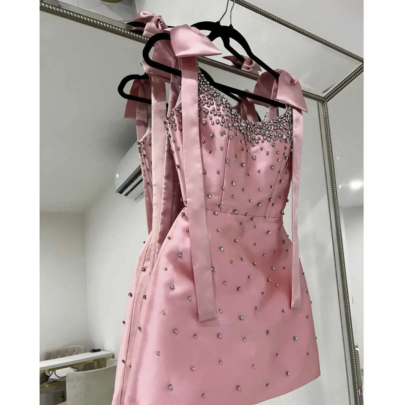 Luxuriöse kurze Partykleider mit Strasssteinen in Rosa und Schleife, Neuankömmling, Mini-Länge, handbesetztes Abendkleid 2024, formelles Heimkehrkleid