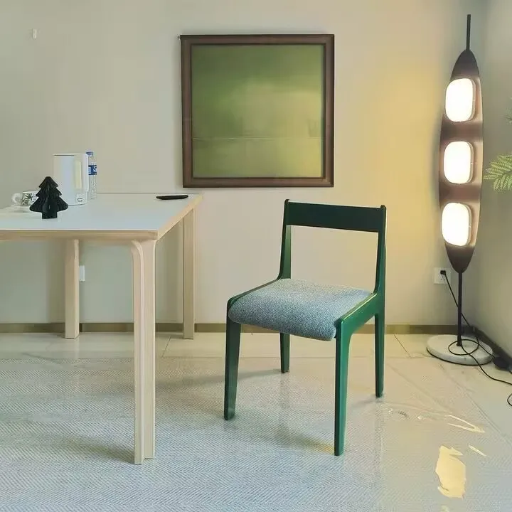 北欧プラスチックチェア 大人用 モダン シンプル 厚みのある背もたれ ダイニングチェア