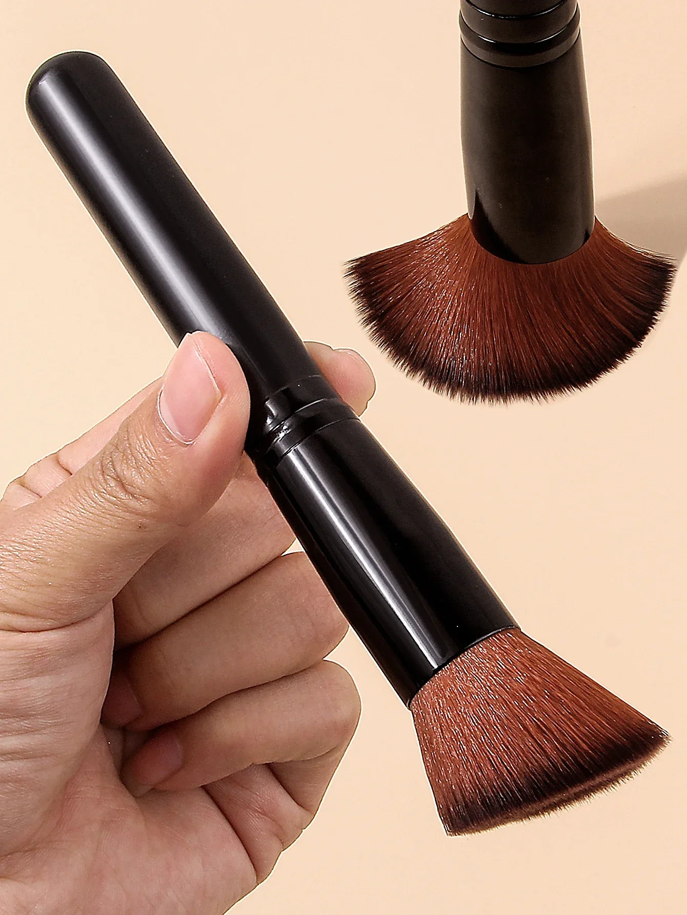 Pinceau à Blush pour fond de teint coudé – Outil de maquillage polyvalent pour liquide, crème et poudre, essentiel de voyage pour débutants