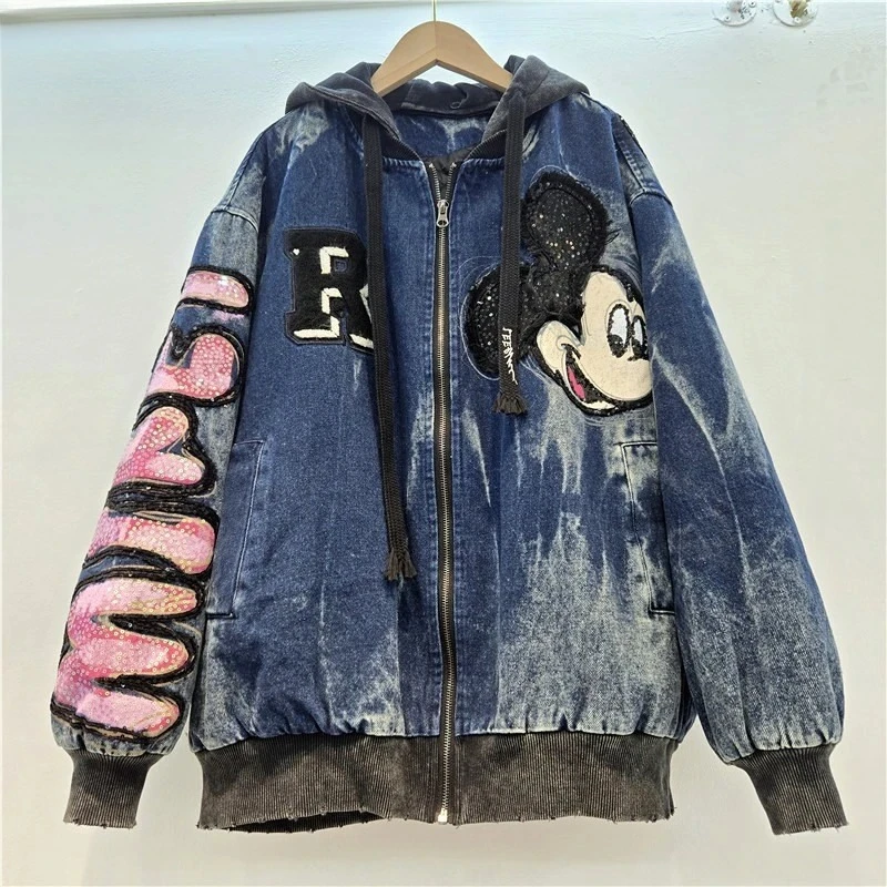 

Женская джинсовая куртка оверсайз в винтажном стиле с эффектом потертости, на молнии, с капюшоном, с нашивками из пайеток в виде Микки Мауса и букв, уличный стиль