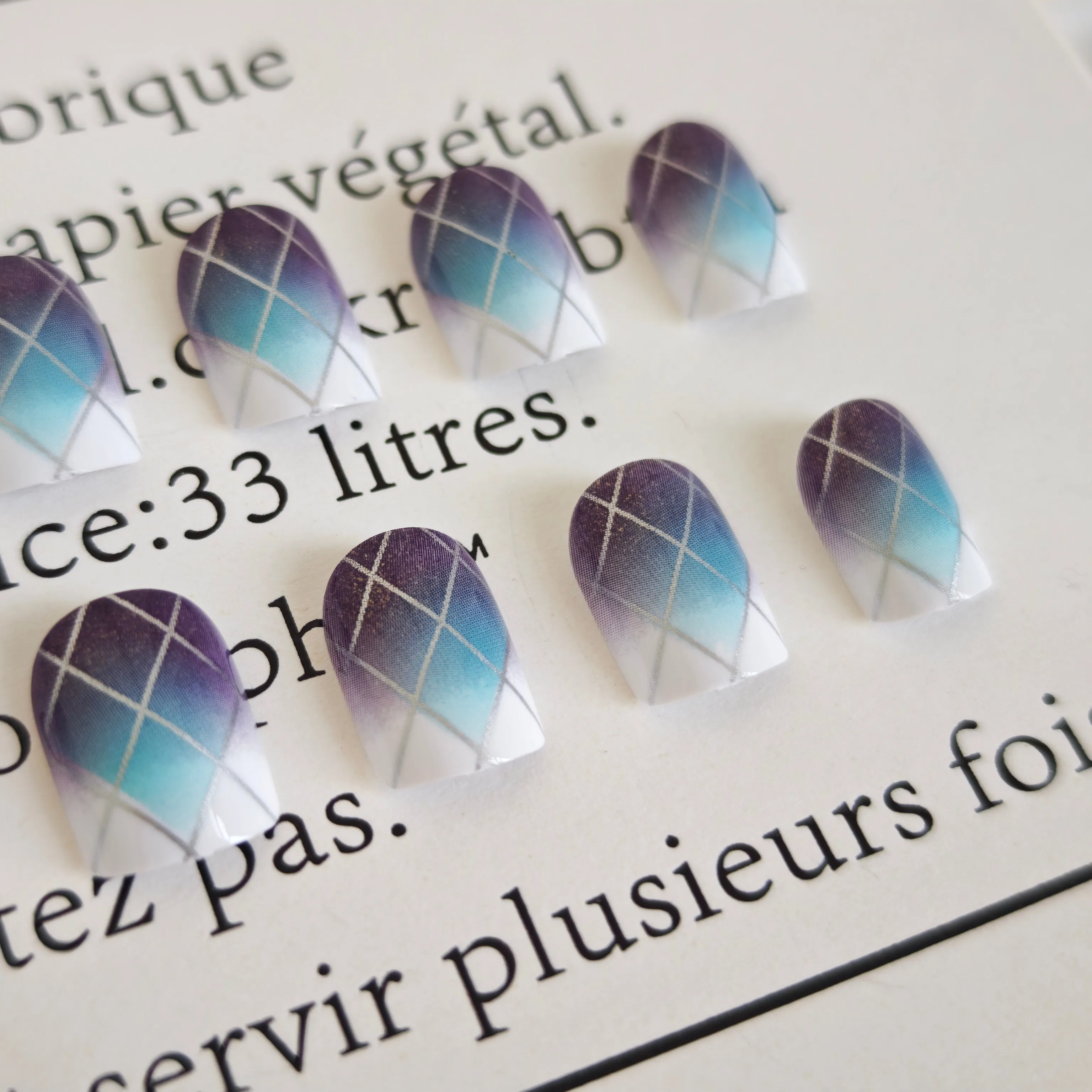 24 uñas cuadradas medianas con diseño de tablero de ajedrez azul y lavanda, juego de uñas postizas de estilo minimalista suave europeo para mujer