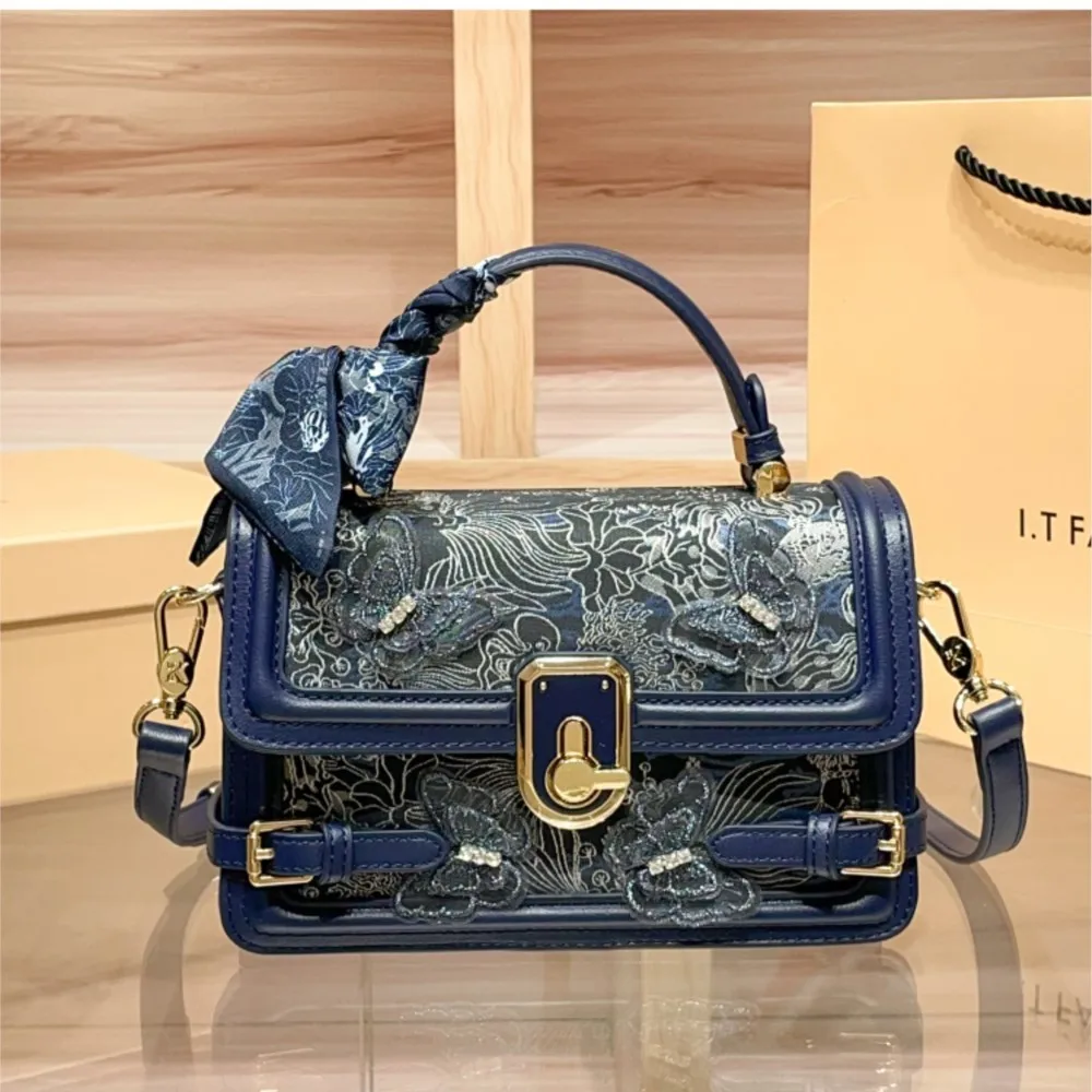 

Light luxury Chinese style embroidery women's 2025 new autumn and winter high-end sense niche design crossbody small square bag