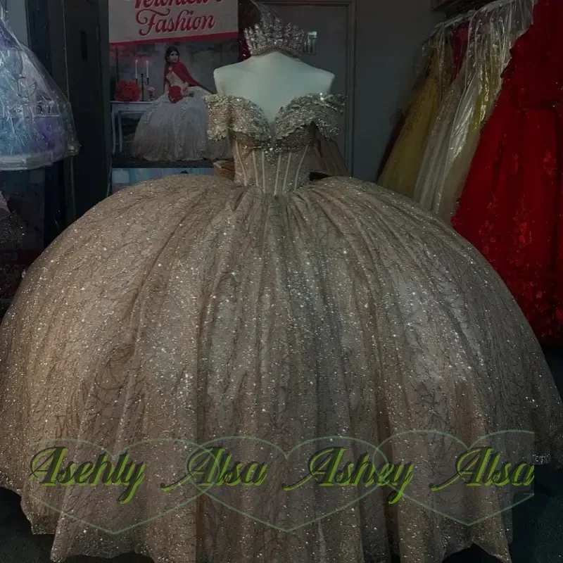 

Champagne Shiny Princess Quinceanera Dresses Off Shoulder Sequin Lace Bead Bow Tull Sweet 16 Dress Ball Gown Vestidos 15 De Anos