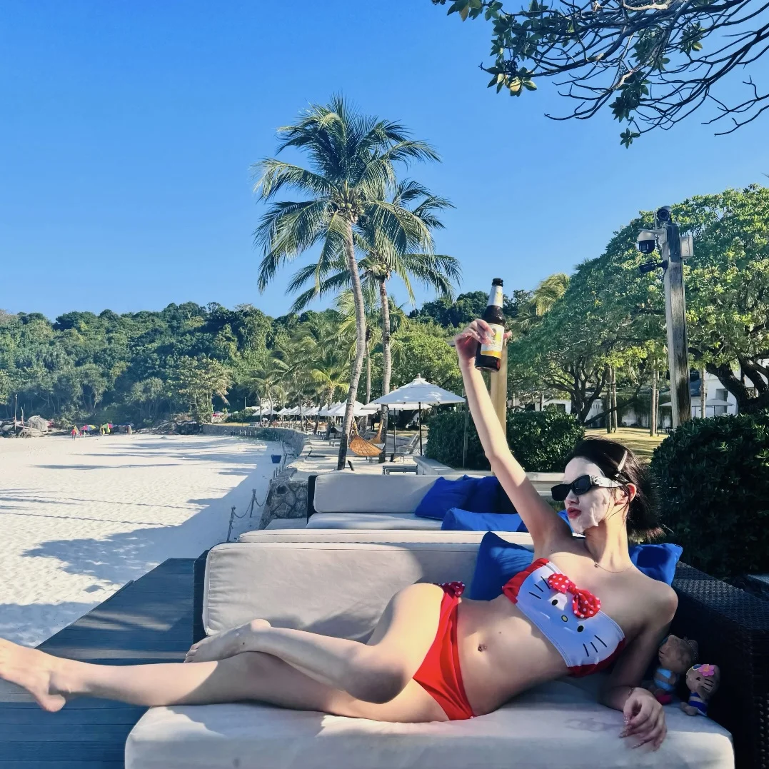 

Sexy Bikini Swimsuit Tee-Point Strapl Women's Hello Kit Thermal Spring Vaion e Swimsuit with Chest Pad