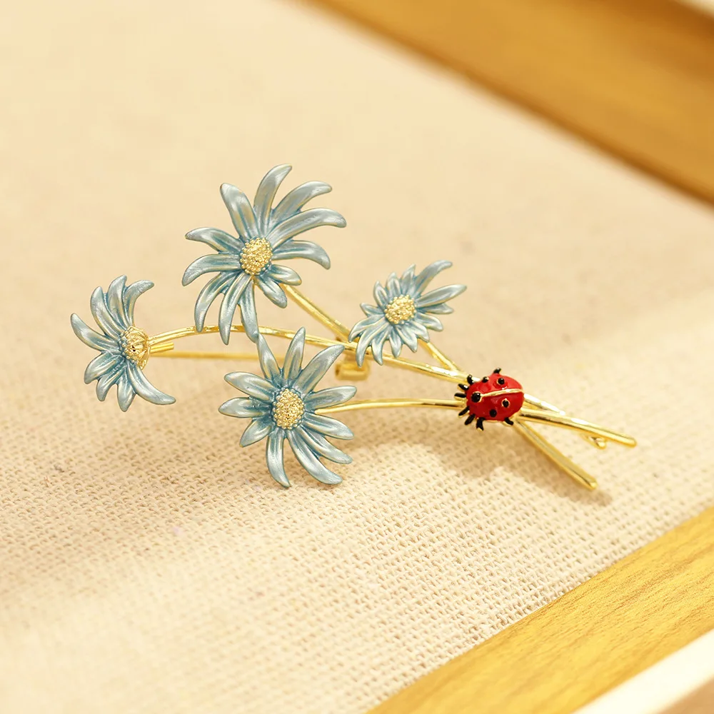 Chinese Style Auspicious Lucky Gold Plated Blue Enamel Daisy Ladybug Brooch For Women Elegant Floral Lapel Pin Blessing Gifts