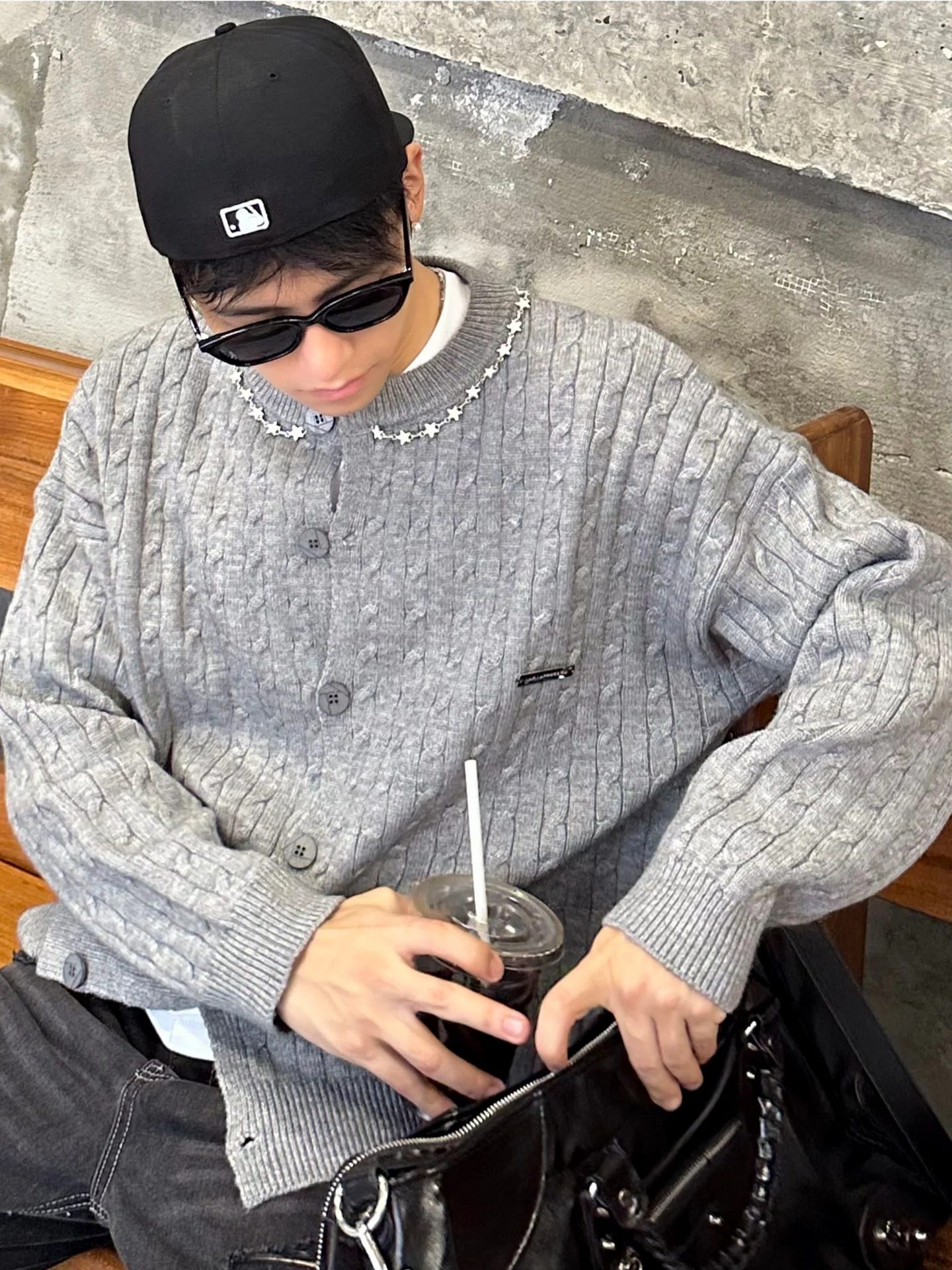 

Мужской вязаный кардиган American Sle Lazy: свободный крой, мягкий, удобный, с длинными рукавами, круглым вырезом, осенний цвет.