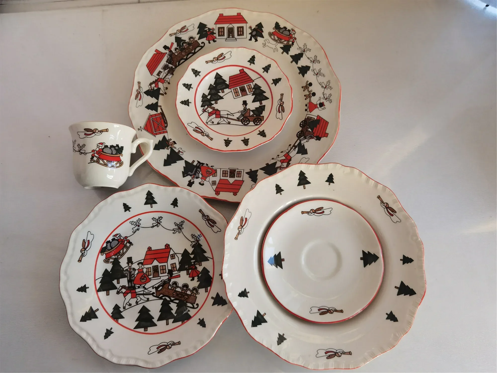 

UK Christmas series large, medium, small plates, soup plates, coffee cups, plates, pots, sugar tanks, milk tanks