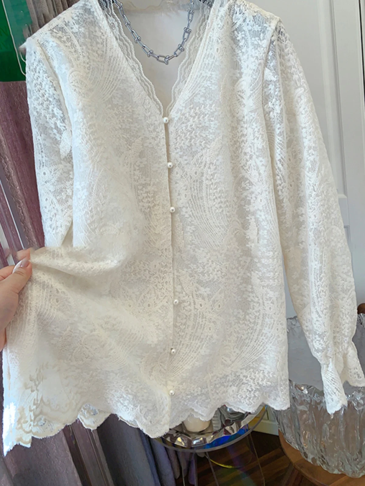 Ele Embroidered Lace irt Women's Spring 2025 Pearl Button V-Ne Bell Sve Long Sve Inner Wear Top Loose Fit Commu...