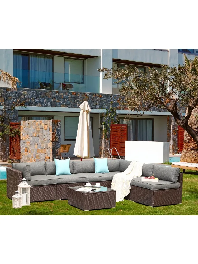 

Комплект уличной мебели из 7 предметов, всепогодный коричневый плетеный диван для патио с серыми подушками для сиденья, 2 синими подушками и стеклянным кофейным