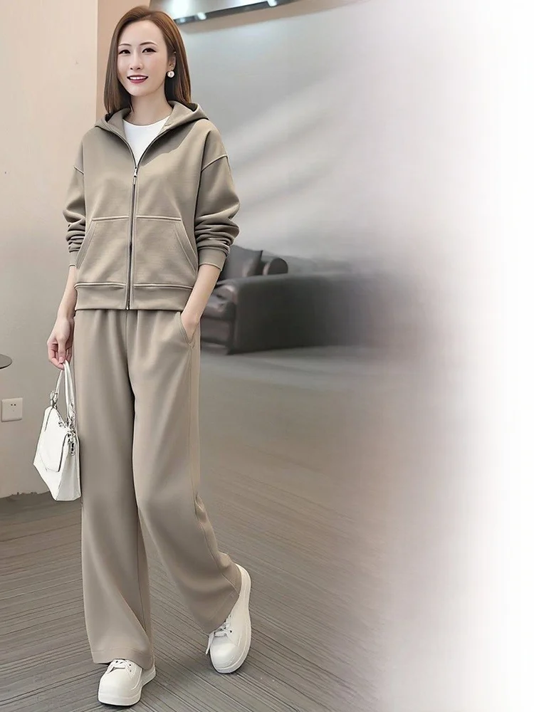 

Зимний модный женский комплект 2026: свитшот с круглым вырезом на флисовой подкладке и удобные спортивные брюки с высокой талией