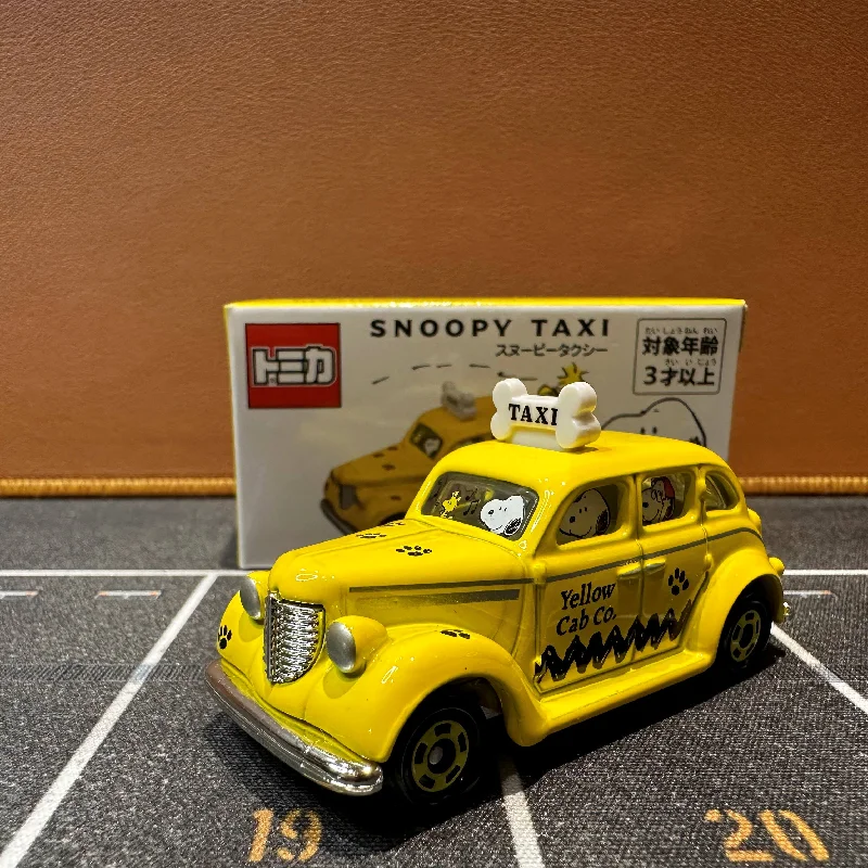 Original TAKARA TOMY USJ Universal Studios Japan Limited Tomica Snoopy 1/64 Diecast Alloy Model Car Collectible Gift