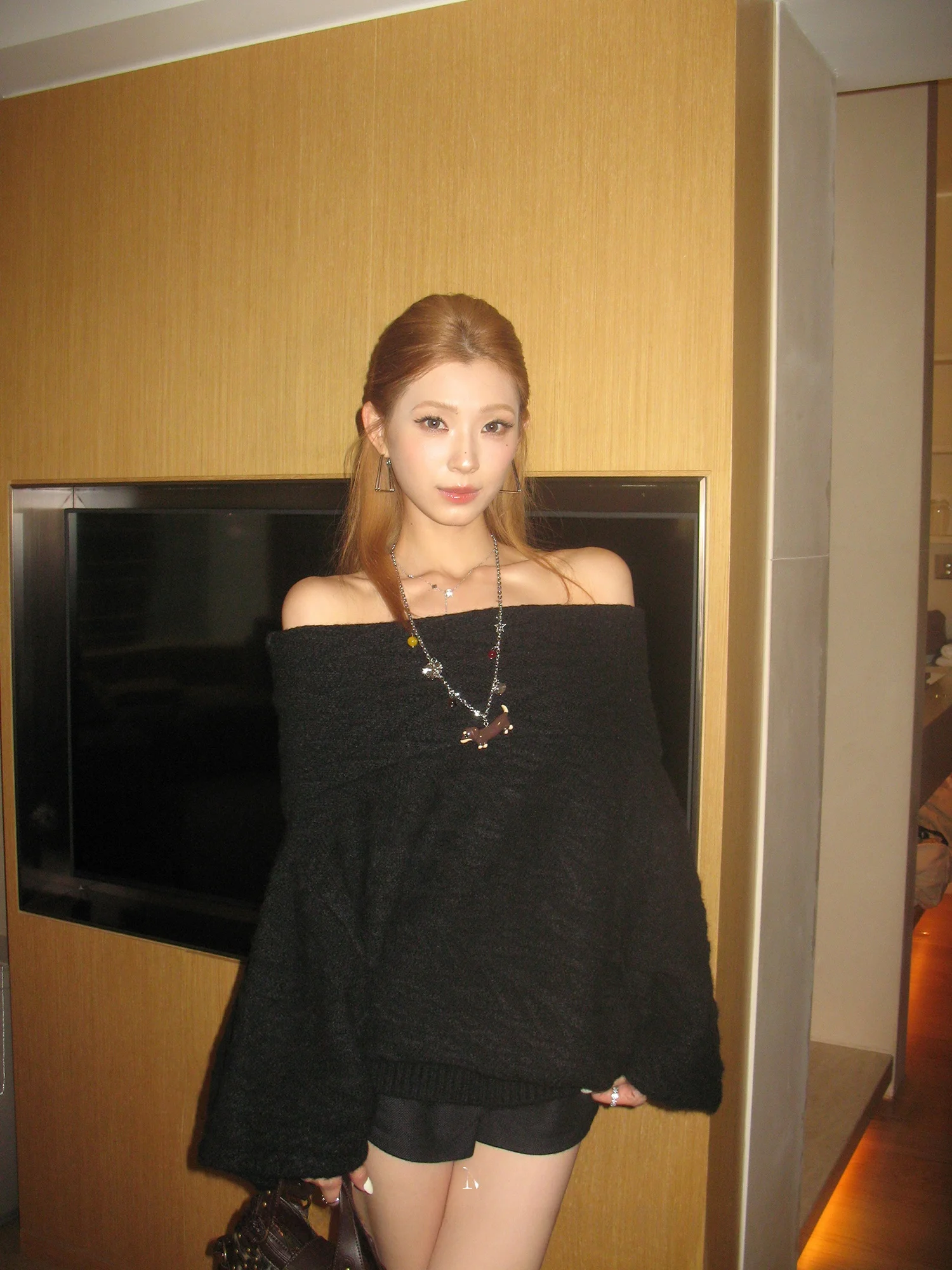 

Длинный светящийся вязаный свитер на одно плечо, свободный крой, женский свитер с ленивым рукавом, повседневный модный топ