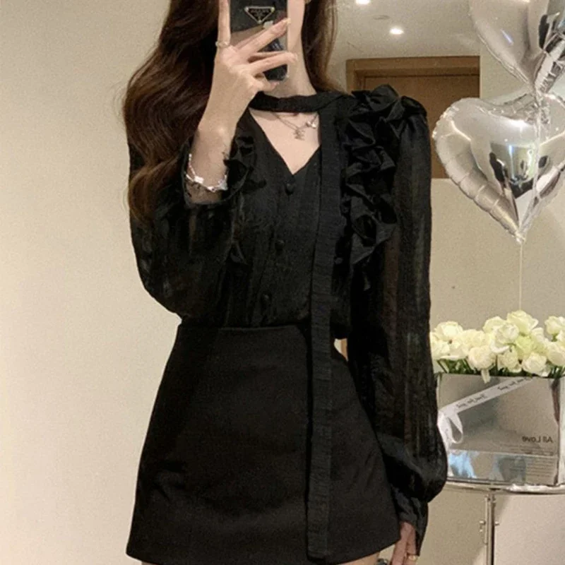 Camisa de diseño con cordones y volantes para mujer, blusa Sexy transparente elegante y elegante, Tops ajustados de manga larga con cuello de pico negro, moda coreana