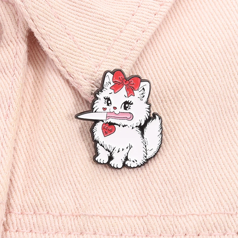 Niedliche persische Katze mit Messer Emaille Pin Cartoon Tier Metall Brosche Revers Rucksack Abzeichen Modeschmuck Geschenk für Freunde