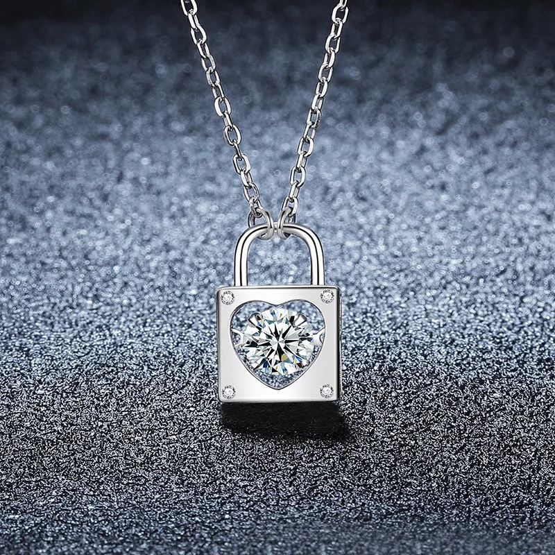 

S925 pure silver heart lock dynamic necklace, women's fashionable and pulsating heart moissanite pendant wholesale
