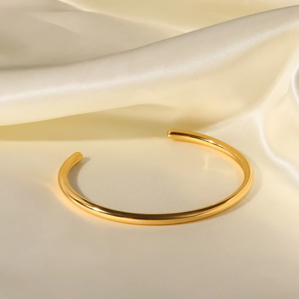 

Elegant Openwork Bangle - 18K Gold-Plated Stainless Steel Minimalist Cuff for Women