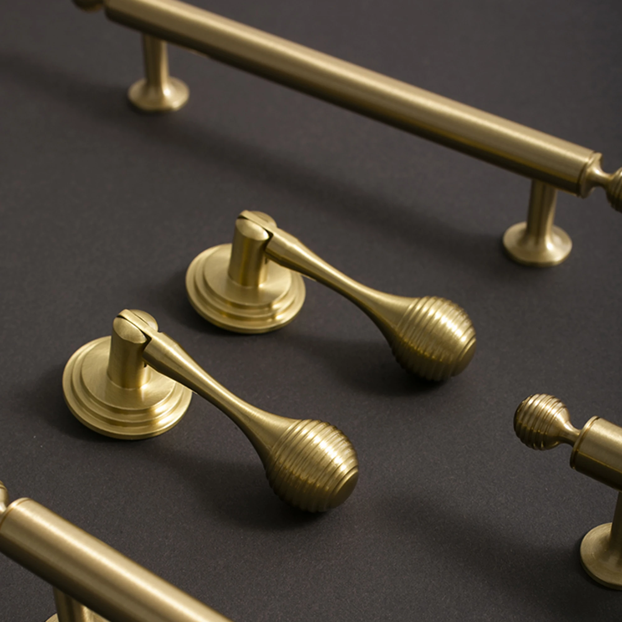Furniture Hardware Drop Pulls - Kenop pintu bulat tarik jatuh kuningan