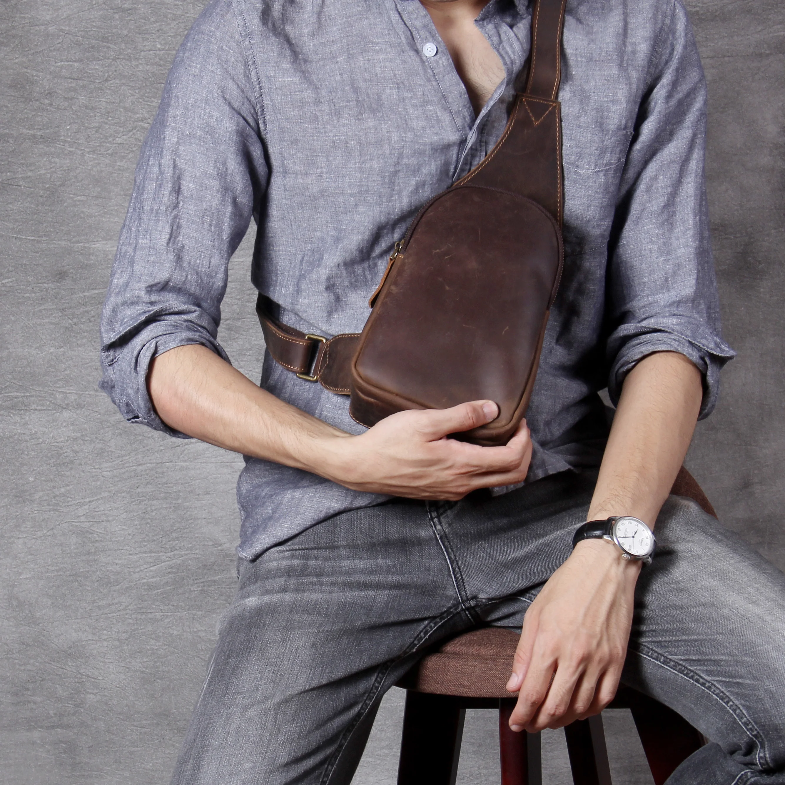 S.WORKER Brusttasche aus Vollnarbenleder für Herren, Umhängetasche aus echtem Leder für Herren, Vintage Retro Freizeittasche – Detail 5