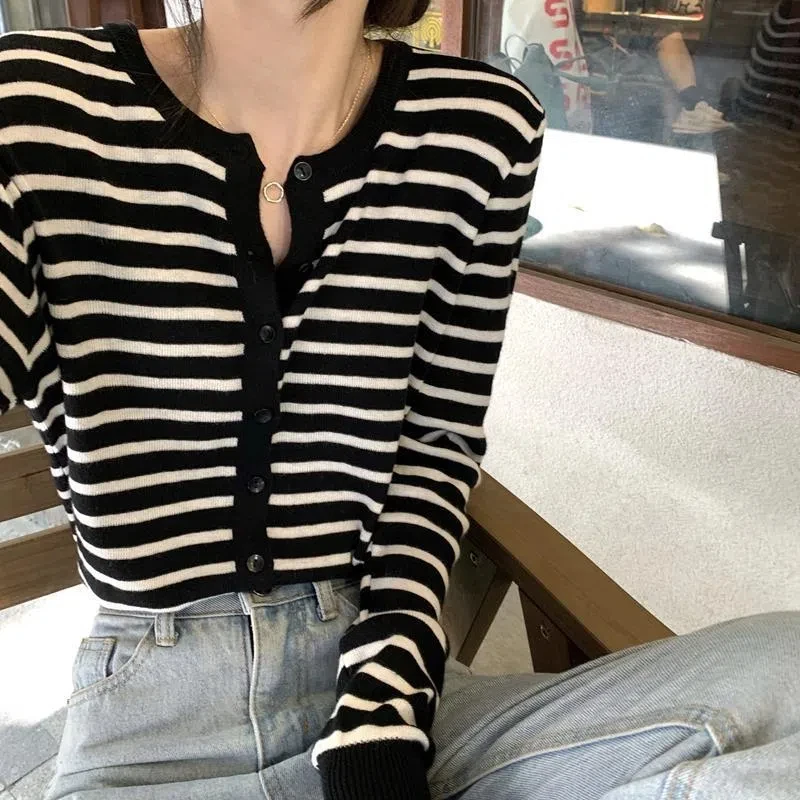 Sweet Fresh Autumn 2024 Women\'s New Patchwork O-Neck Button Striped Fashion Loose Minimalist Casual Knitted Long Sleeved Tops