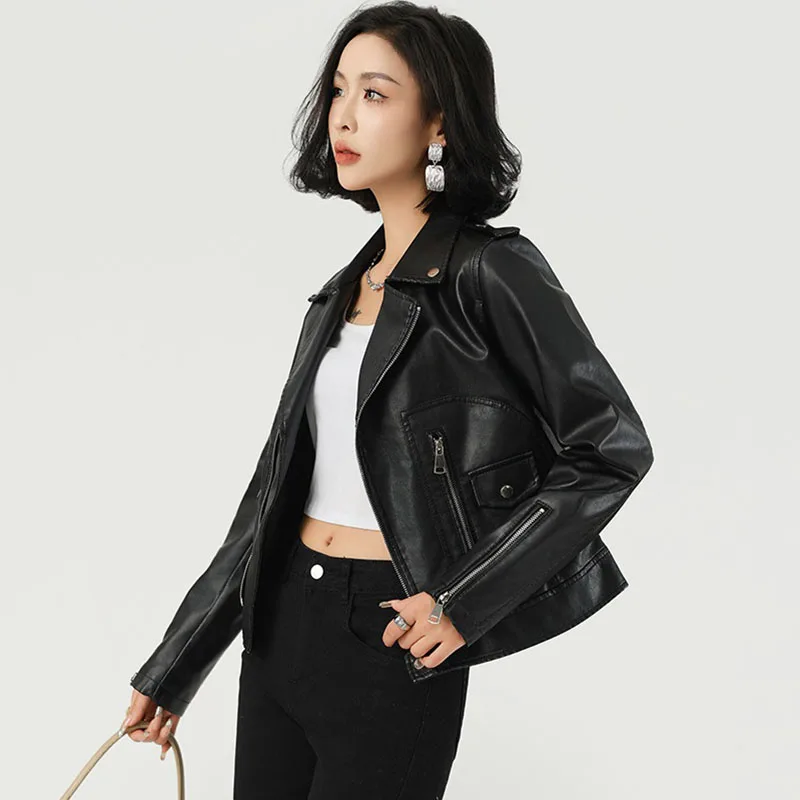 سترة جلدية نسائية 2025 موضة جديدة سوداء قصيرة للدراجات النارية بولي Leather سترة جلدية طية صدر السترة معطف جلد معطف ربيع الخريف الإناث