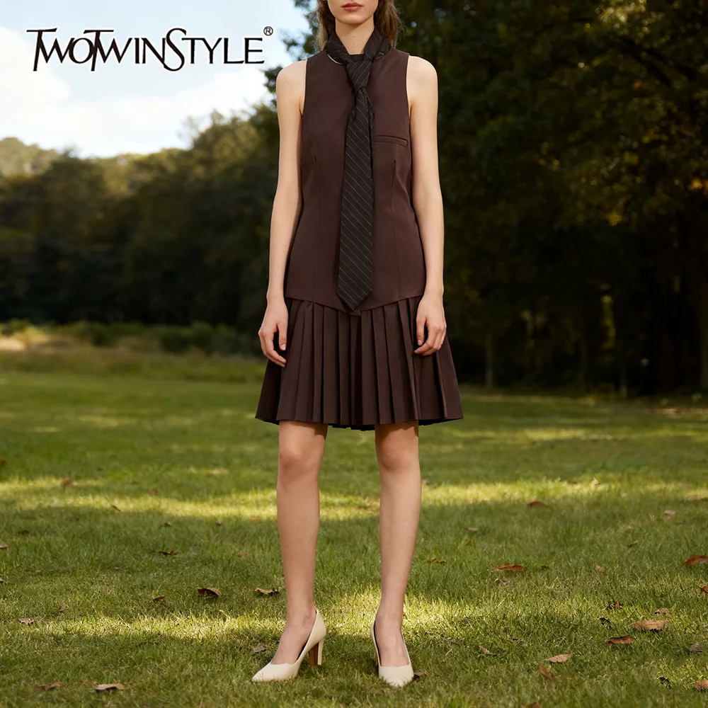 เดรสลายทางสีน้ำตาลสไตล์ TWOTWINSTYLE สำหรับผู้หญิง คอทรงโอ แขนกุด เอวต่ำ ชายกระโปรงจีบระบาย ความยาวระดับเข่า แฟชั่นสำหรับผู้หญิง