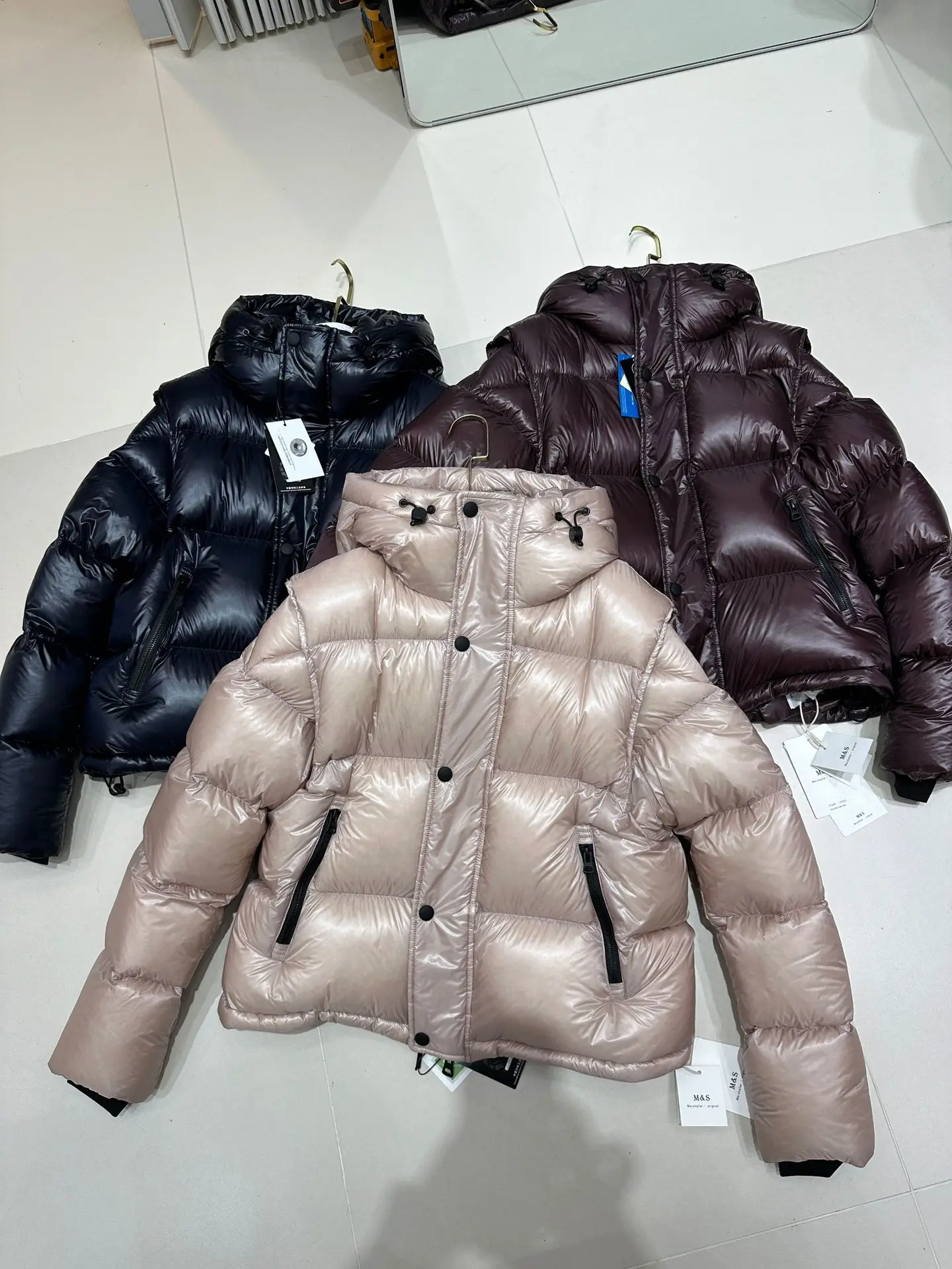 النمط الأوروبي قصيرة مقنعين المرأة سترة منفوخة 2025 جديد سميكة الدافئة الشتاء سترات انفصال كم 2 في 1 أسفل سترة معطف