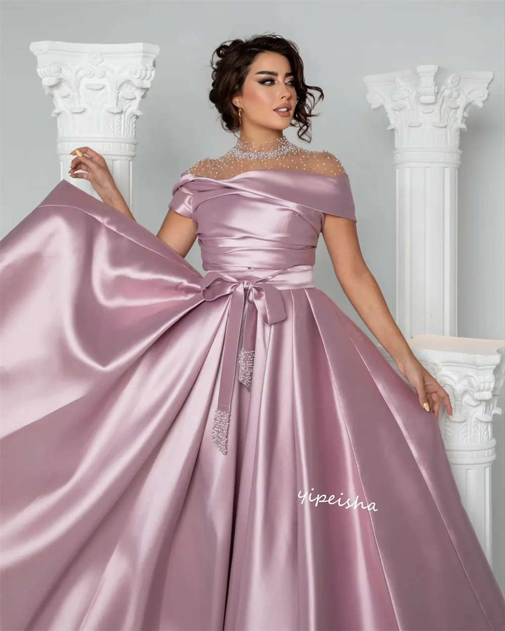 Maßgeschneidertes Jiayigong Sparkle Exquisites Abendkleid aus Satin mit Perlenstickerei, drapierter Falte, Promi-A-Linie, hoher Kragen,