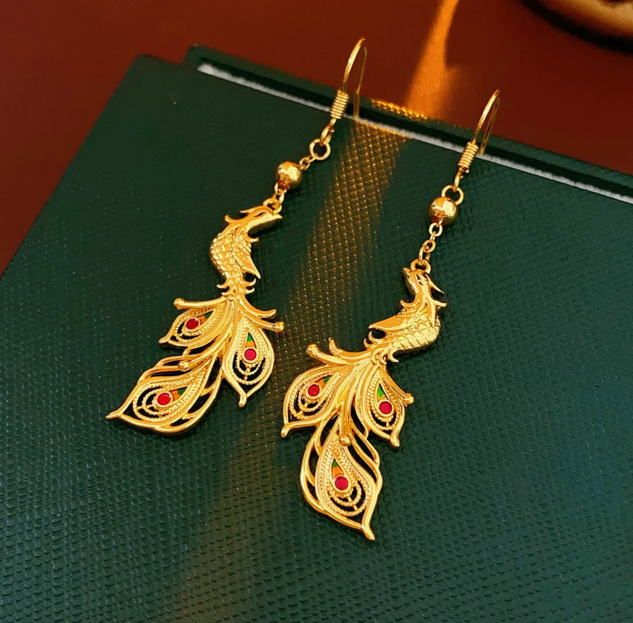 

Queen's luxury design, 6.5 * 1.5 cm golden phoenix ear hook, versatile retro earrings, high-end ear accessories.