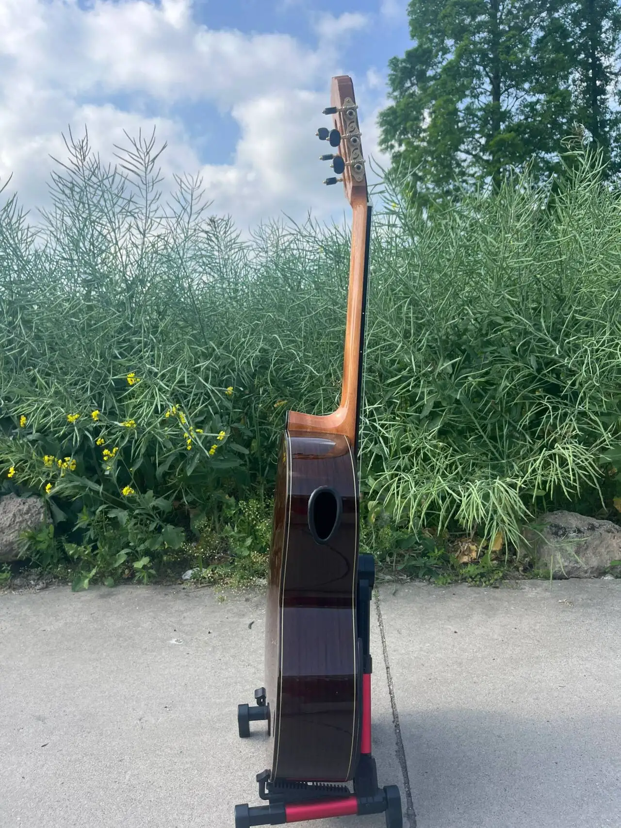 Meisterhafte handgefertigte klassische Gitarre mit Gitterversteifung, massiver Fichten- und Zedernholzdecke und importierten Saiten für Bühnenauftritte. – Detail 6