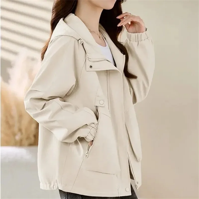 Giacca corta e piccola da donna 2025 Primavera Autunno Moda Nuova giacca casual allentata Top Temperamento Trench con cappuccio Tinta unita