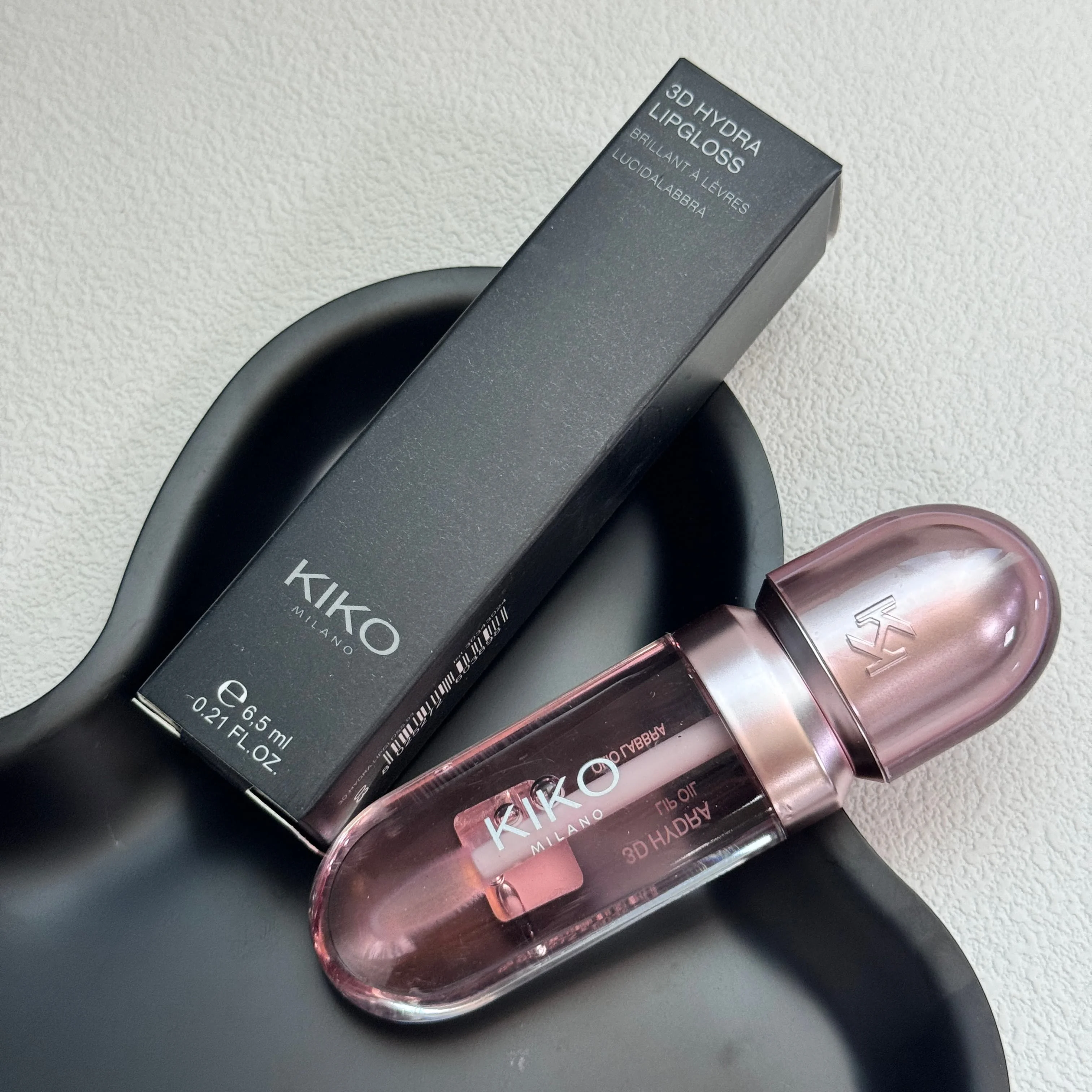 Der neue 3D KIKO MILANO Water Light Liquid Lip Gloss sorgt für ein klares, natürliches Make-up-Ergebnis, einen spiegelglatten Effekt und ein langanhaltendes, nicht trocknendes Make-up. – Detail 5
