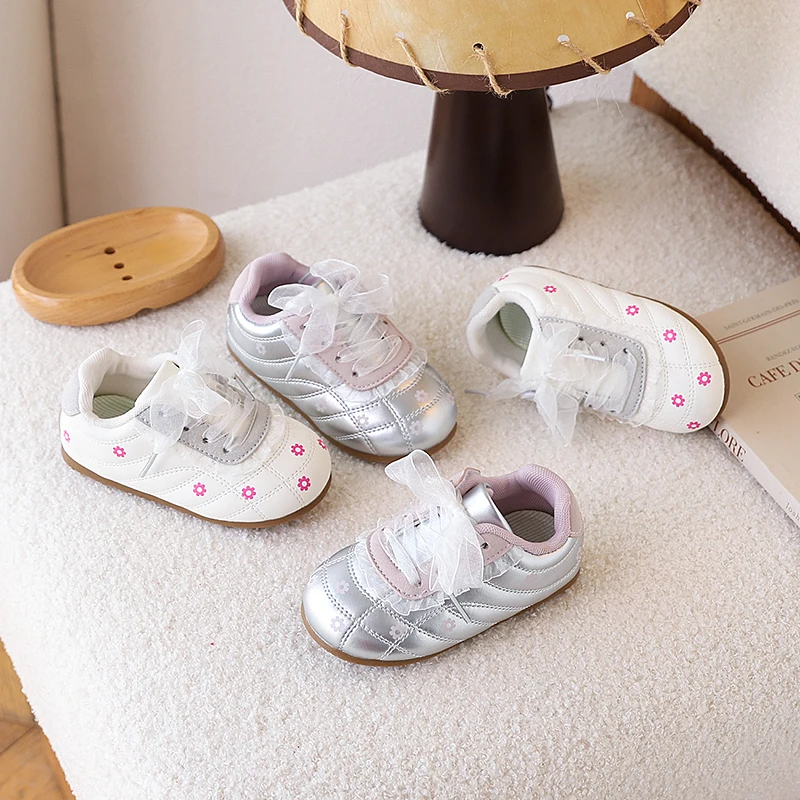 

Спортивная обувь для девочек, серебристые, белые, стильные детские повседневные туфли с кружевом и цветком, дышащие легкие детские кроссовки на липучке, размеры 21–30 лет