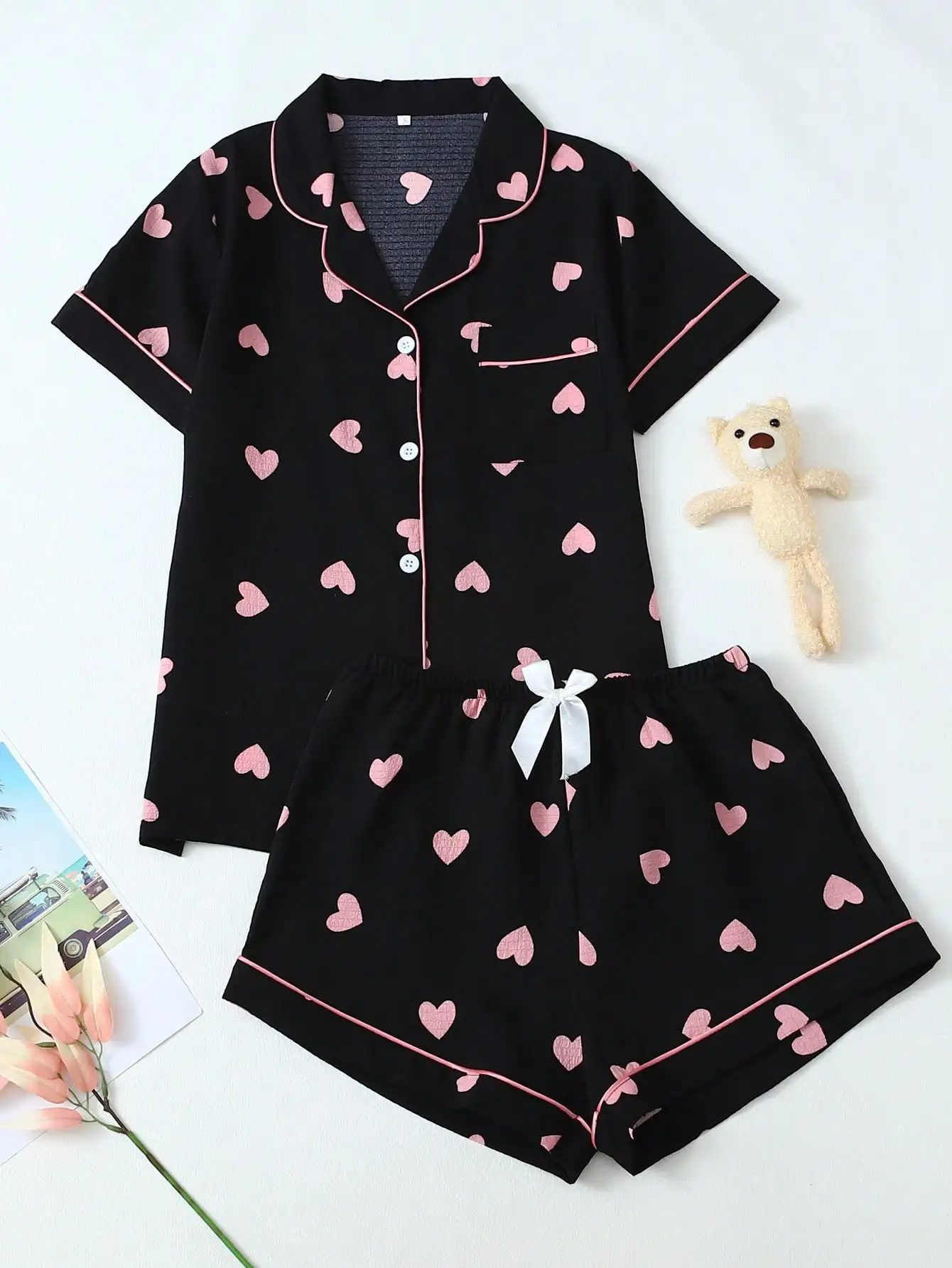 

Женский пижамный комплект из 2 предметов: милая и стильная рубашка с коротким рукавом, отложным воротником и принтом в виде сердечек, а также шорты из жатой ткани.