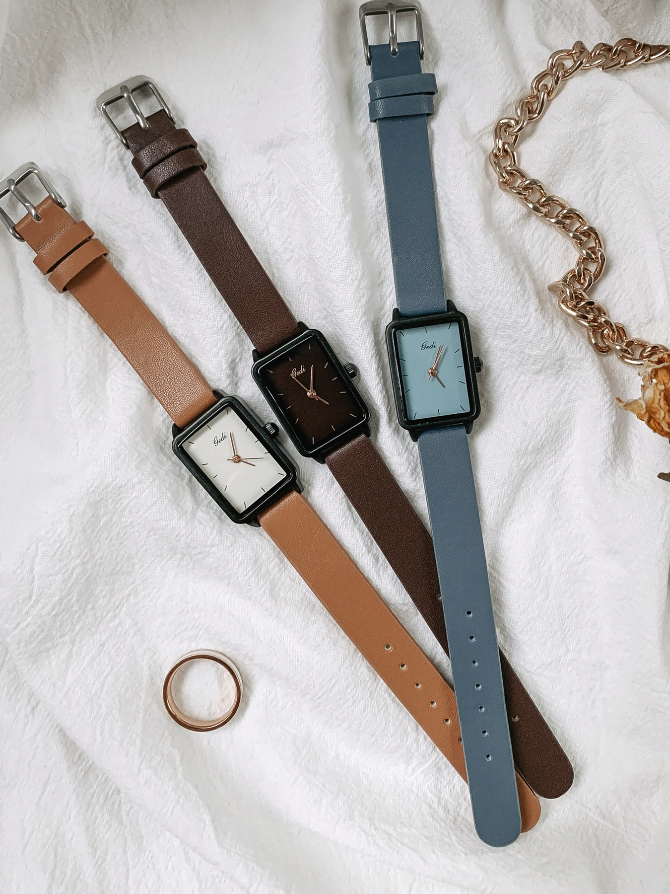 ساعة موديل جديد 2025 للنساء، فاخرة خفيفة، مزاج بسيط، بنات عصرية، طلاب، مجوهرات نسائية، هدايا للنساء