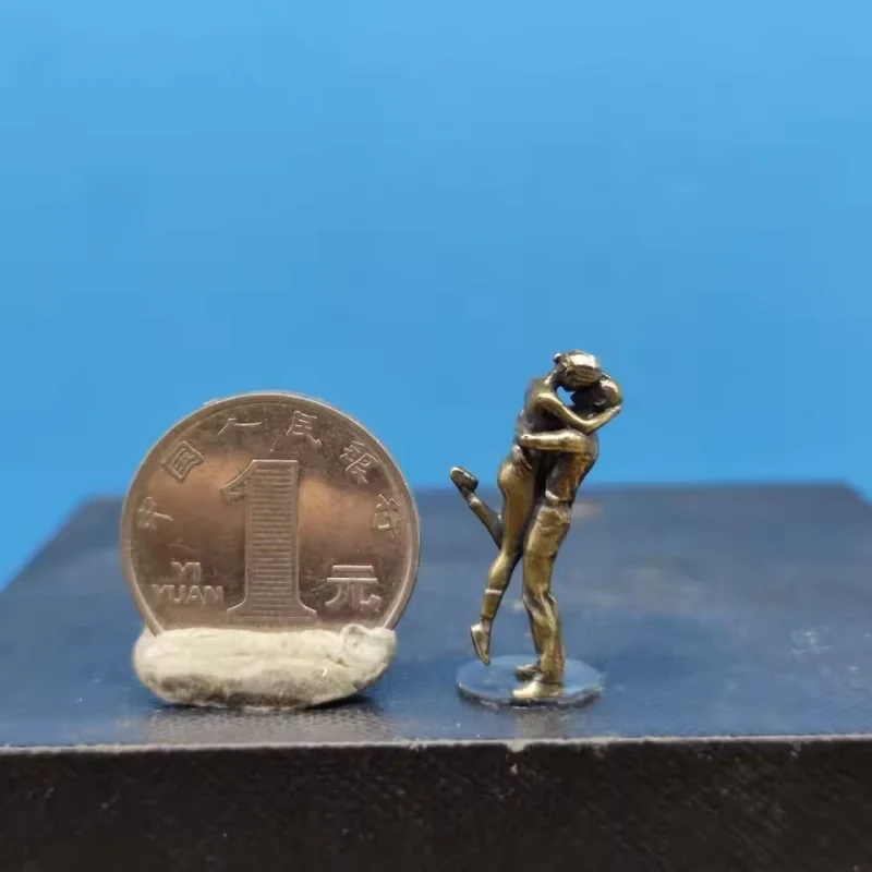 Miniature Couple Embracing Figures, Car Model Scene Micro Landscape Figurines, People Diorama, Home Decor & Collector's Ornament
