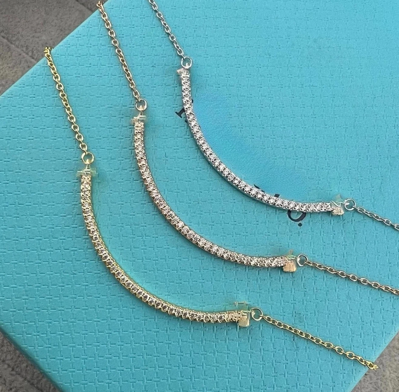 

Full diamond slightly inlaid smile necklace women's light luxury fashion versatile temperament collarbone chain pendant jewelry
